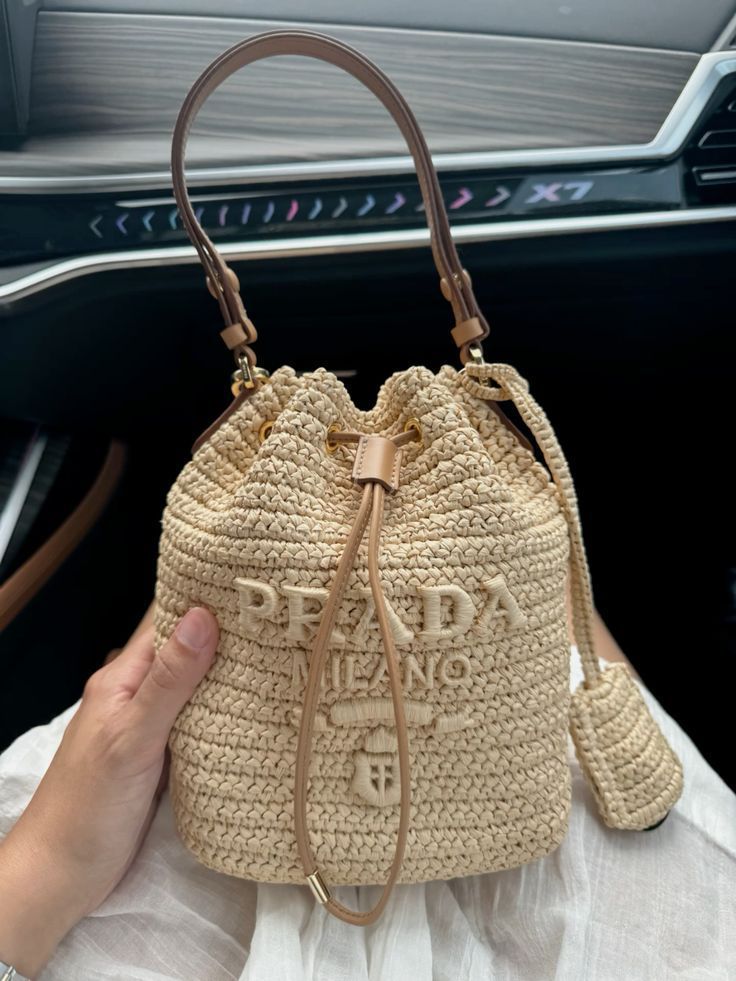 Πλεκτές τσάντες το Καλοκαίρι – Το Νο1 trend και ιδέες για σχέδια και χρώματα στα πιο boho outfits