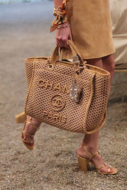 Πλεκτές τσάντες το Καλοκαίρι – Το Νο1 trend και ιδέες για σχέδια και χρώματα στα πιο boho outfits