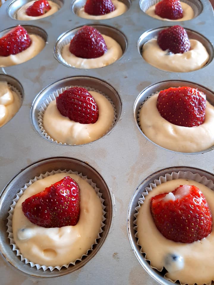 Cupcakes με ολόκληρες φράουλες χωρίς ζάχαρη για διαβητικούς