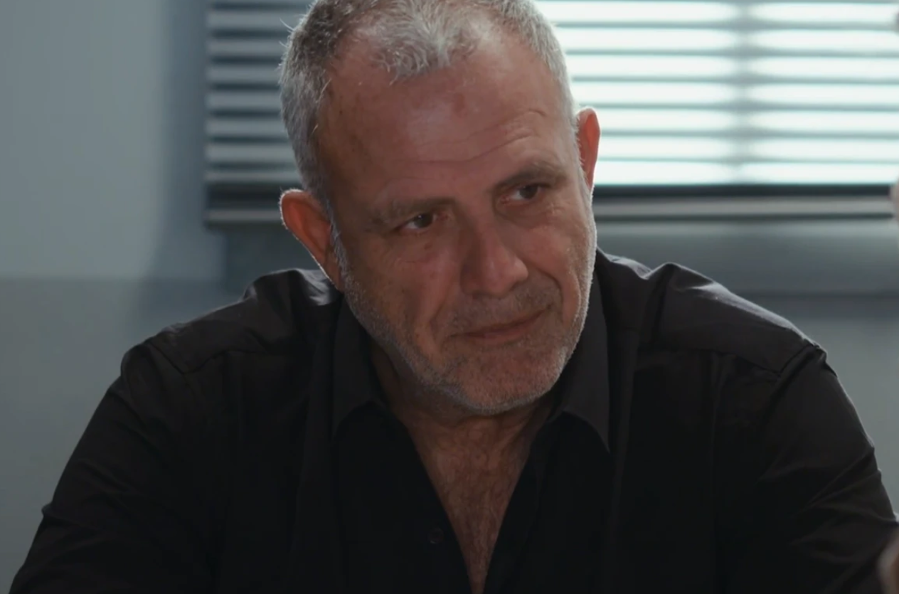 Η Γη της Ελιάς :O Στάθης ρίχνει τον εγωισμό του και πηγαίνει να ευχαριστήσει τον Κουράκο