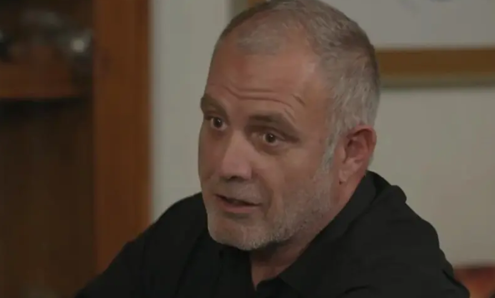 Η Γη της Ελιάς :O Στάθης ρίχνει τον εγωισμό του και πηγαίνει να ευχαριστήσει τον Κουράκο