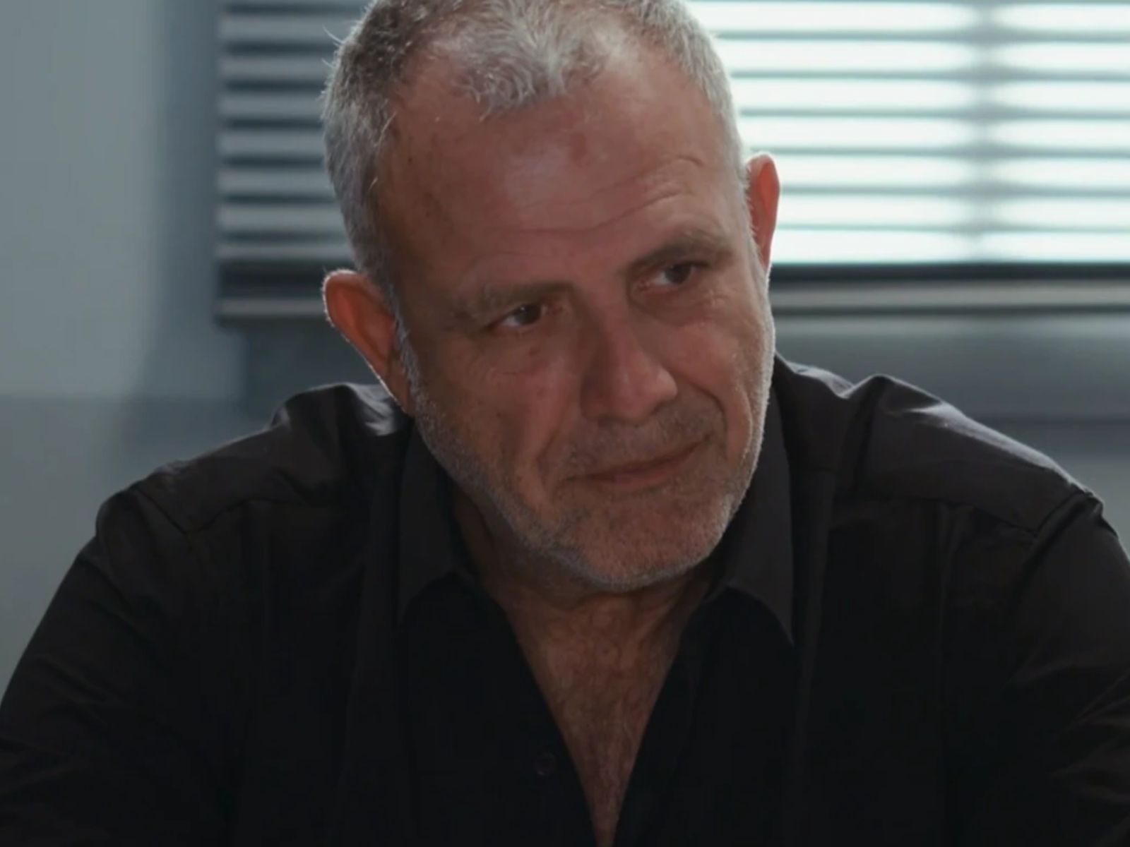 Η Γη της Ελιάς :O Στάθης ρίχνει τον εγωισμό του και πηγαίνει να ευχαριστήσει τον Κουράκο