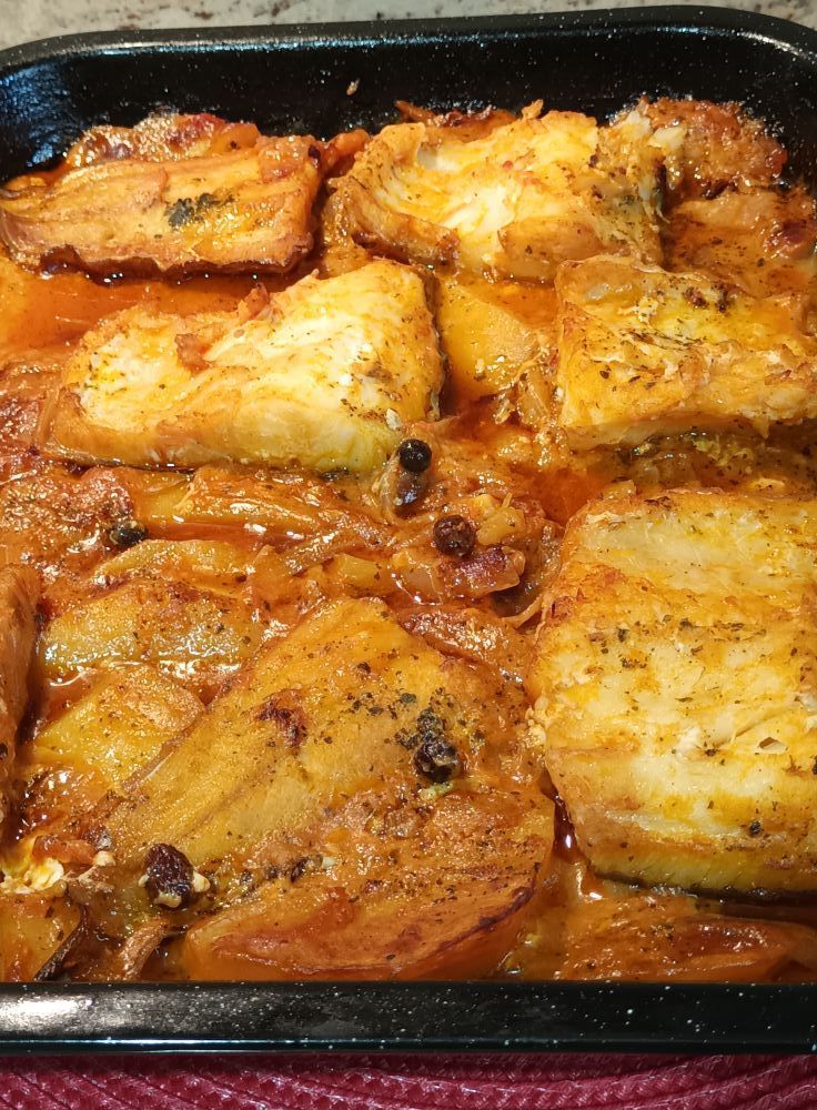 Μπακαλιάρος στιφάδο στο φούρνο με πατάτες