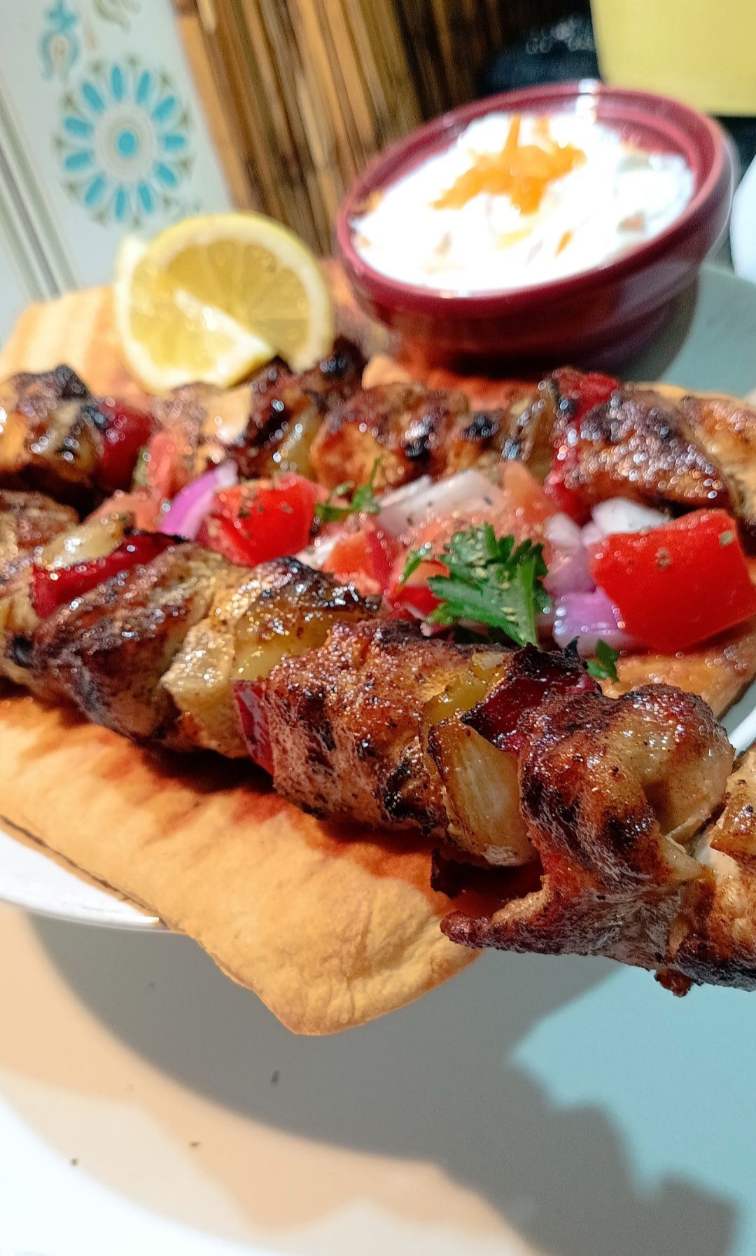 Συνταγή για ζουμερά σουβλάκια κοτόπουλου με χειροποίητες πίτες για μεσημεριανό