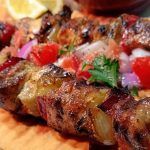 Συνταγή για ζουμερά σουβλάκια κοτόπουλου με χειροποίητες πίτες για μεσημεριανό