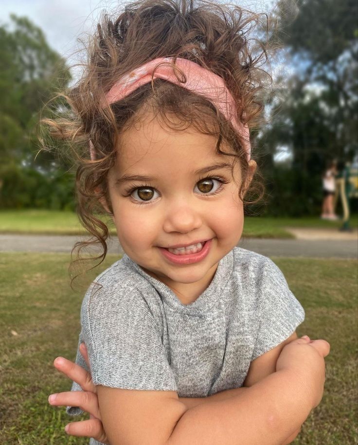 9+1 χαριτωμένες ιδέες για χτενίσματα και κουρέματα για κοριτσάκια με μπούκλες