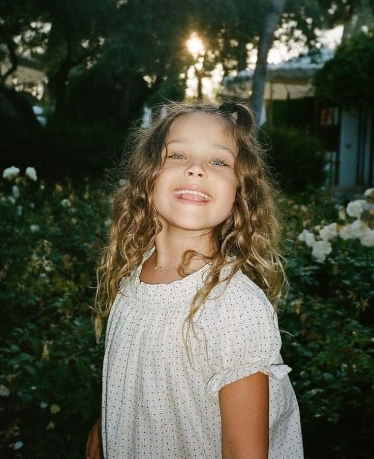 9+1 χαριτωμένες ιδέες για χτενίσματα και κουρέματα για κοριτσάκια με μπούκλες