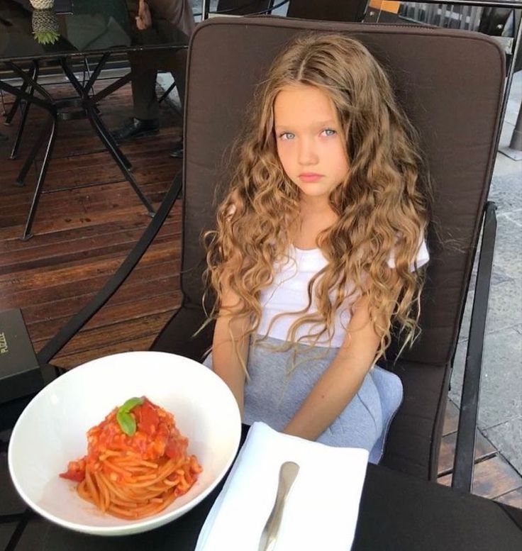 9+1 χαριτωμένες ιδέες για χτενίσματα και κουρέματα για κοριτσάκια με μπούκλες