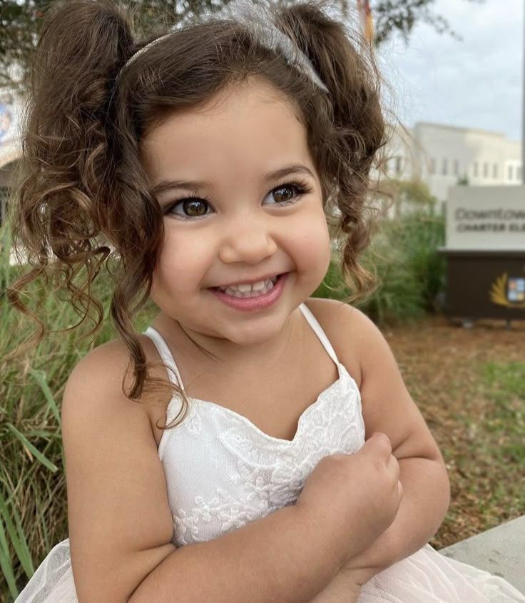 9+1 χαριτωμένες ιδέες για χτενίσματα και κουρέματα για κοριτσάκια με μπούκλες