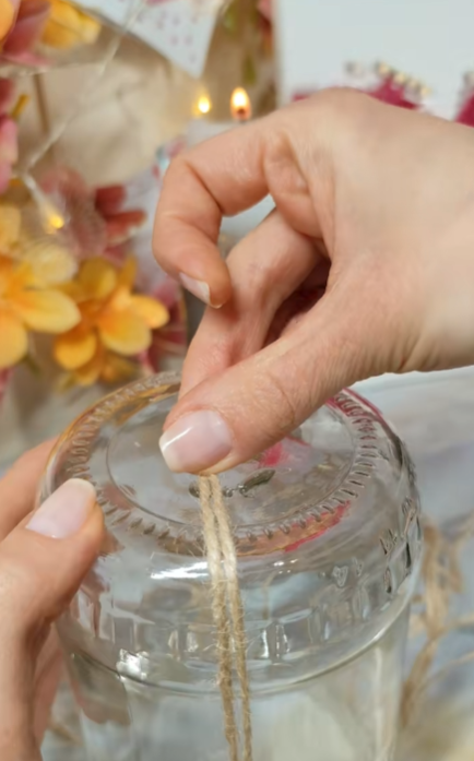 Φτιάξε DIY καλοκαιρινό κηροπήγιο με παλιά υφάσματα και ένα γυάλινο βαζάκι
