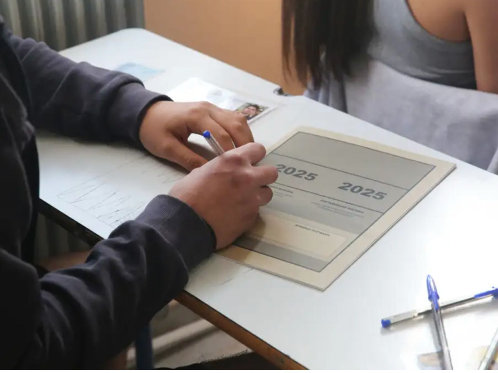 Πανελλήνιες 2025: Ρωτήσαμε το chat GPT να μας πει τα θέματα που θα πέσουν σε Αρχαία Μαθηματικά και Βιολογία και ιδού η απάντηση