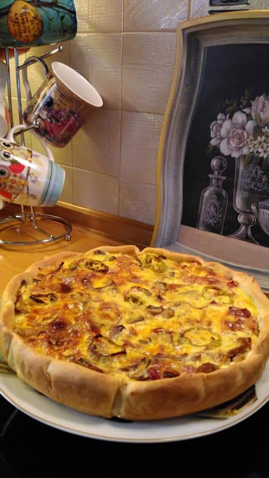 Η πιο νόστιμη αλμυρή τάρτα με γραβιέρα πιπεριές και αλλαντικά