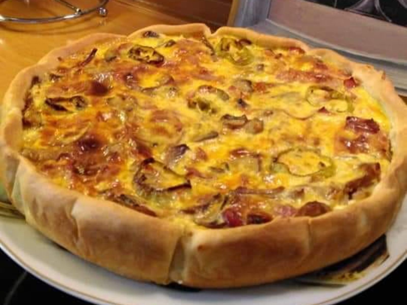 Η πιο νόστιμη αλμυρή τάρτα με γραβιέρα πιπεριές και αλλαντικά