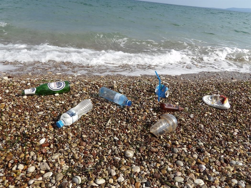 Πνίγονται στο πλαστικό οι ελληνικές παραλίες – 925 σκουπίδια ανά 100 μέτρα