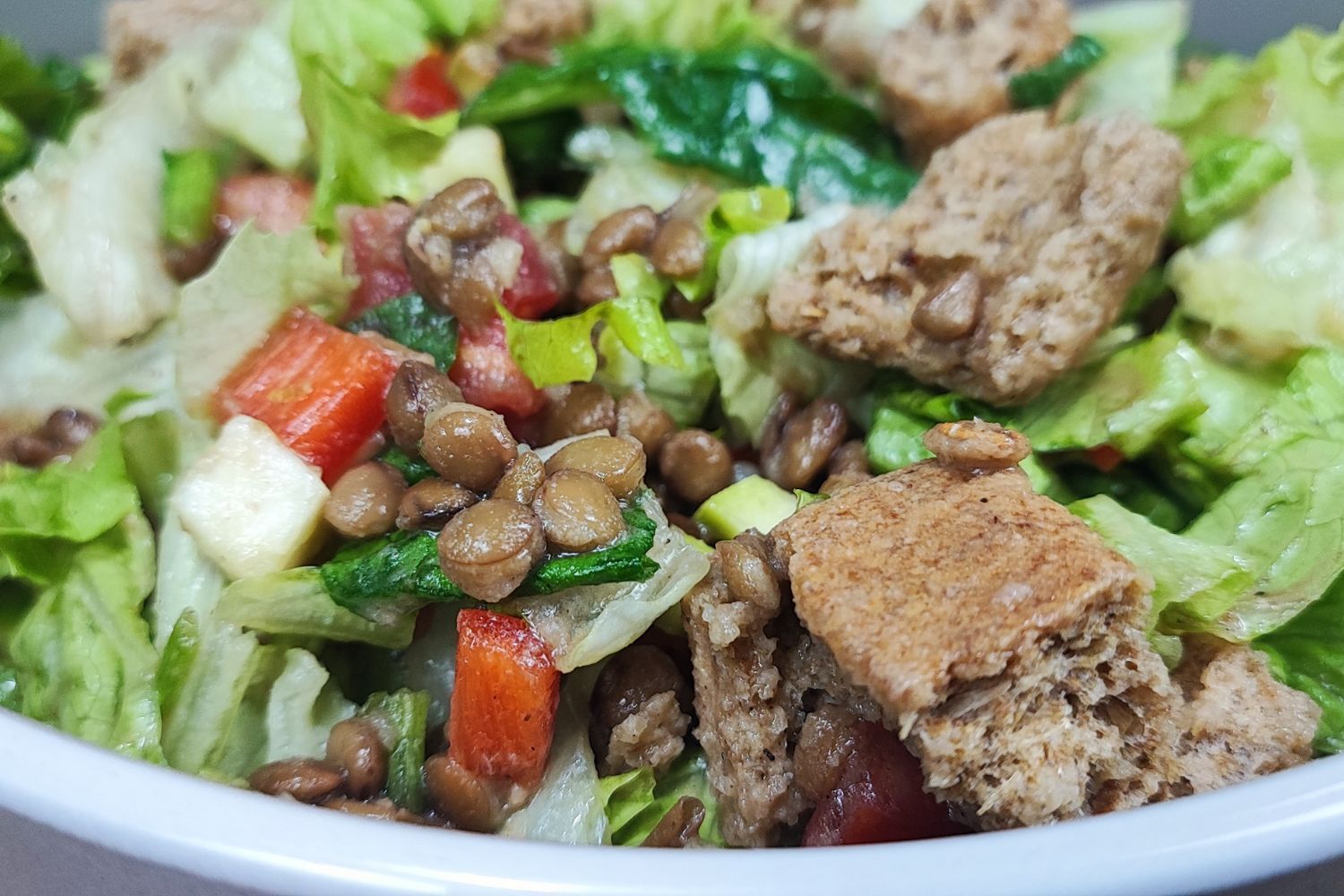 Μεσογειακή σαλάτα με φακές και λαχανικά για δίαιτα