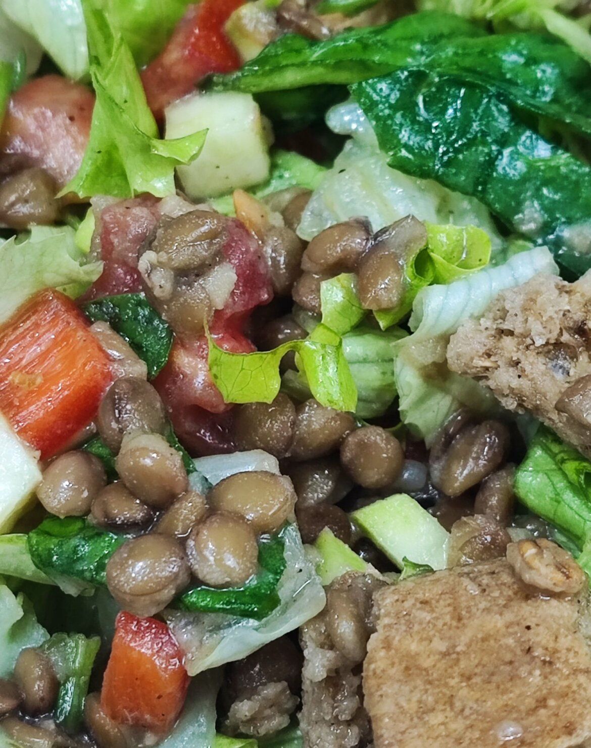 Μεσογειακή σαλάτα με φακές και λαχανικά για δίαιτα