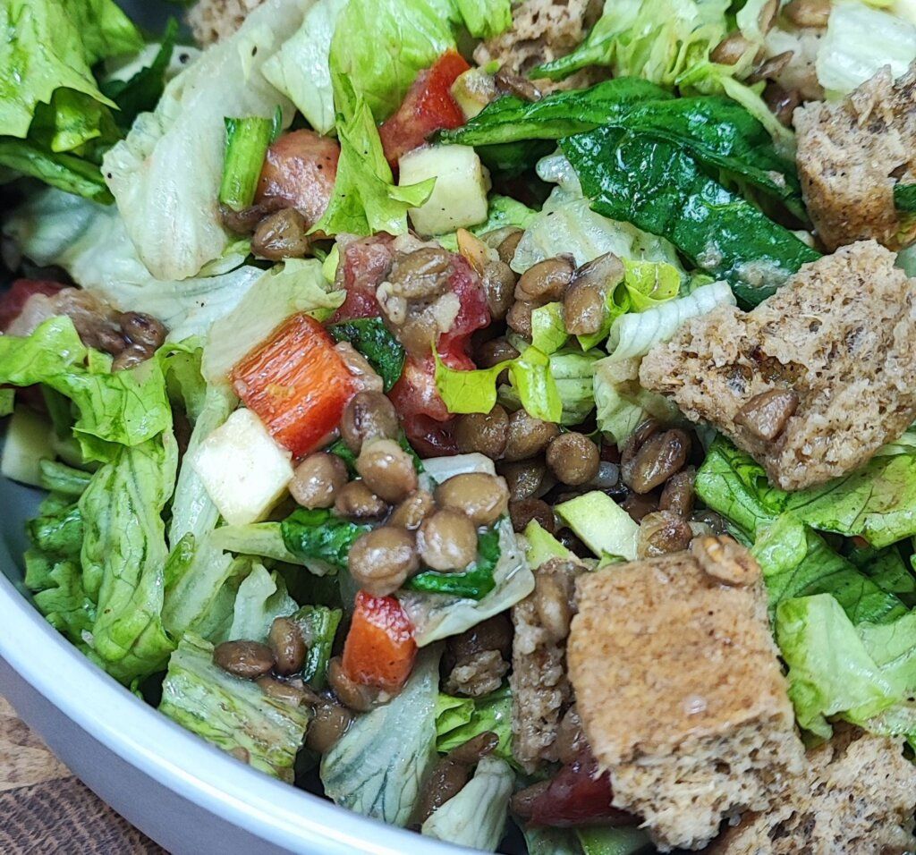 Μεσογειακή σαλάτα με φακές και λαχανικά για δίαιτα