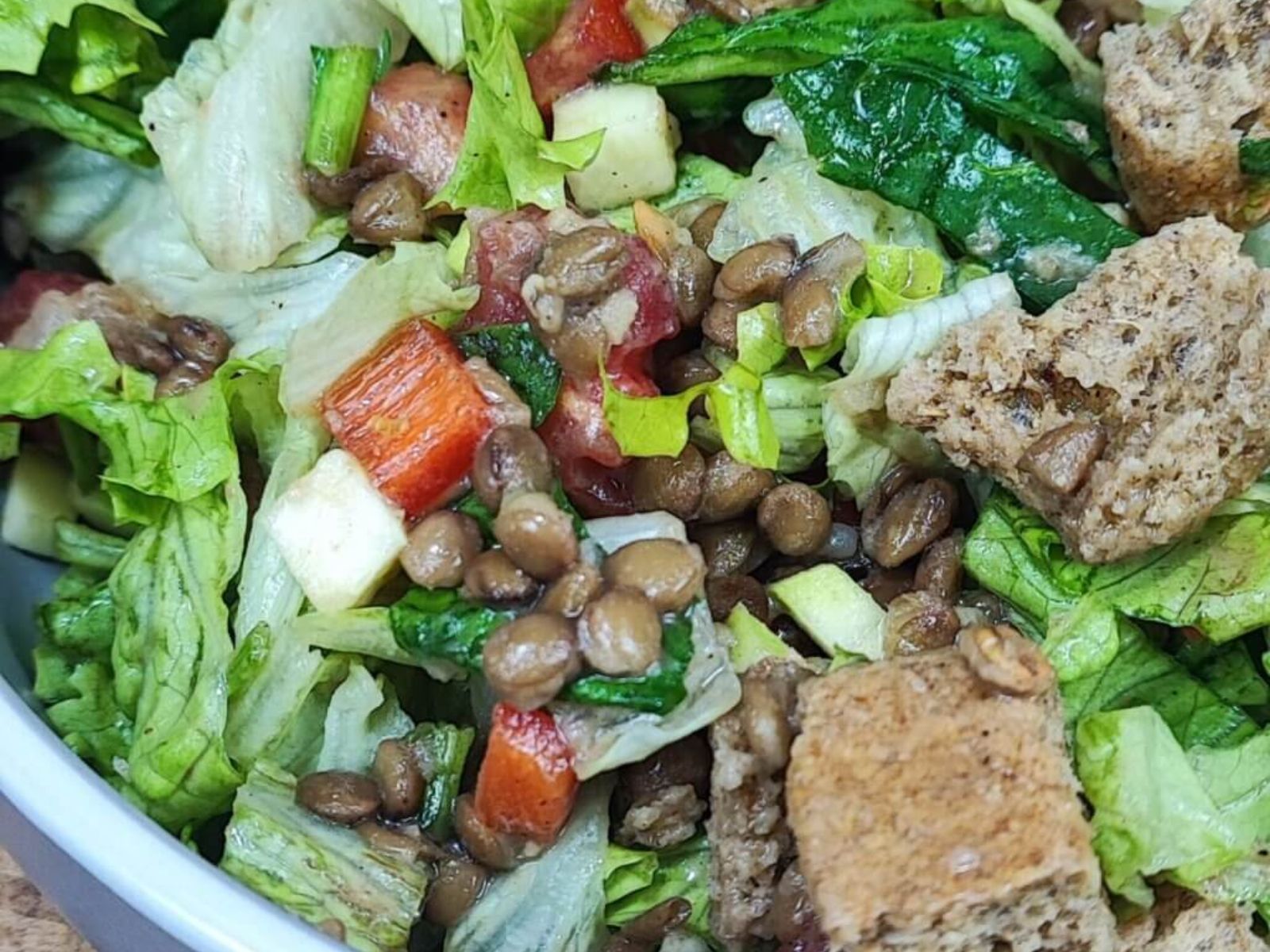 Μεσογειακή σαλάτα με φακές και λαχανικά για δίαιτα