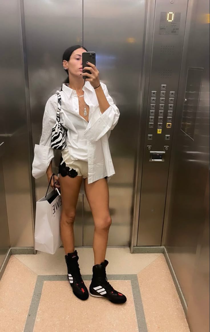 Τα boxing sneakers είναι το νέο trend της σεζόν – Ιδέες για street ντύσιμο που θα απογειώσει το στιλ σου