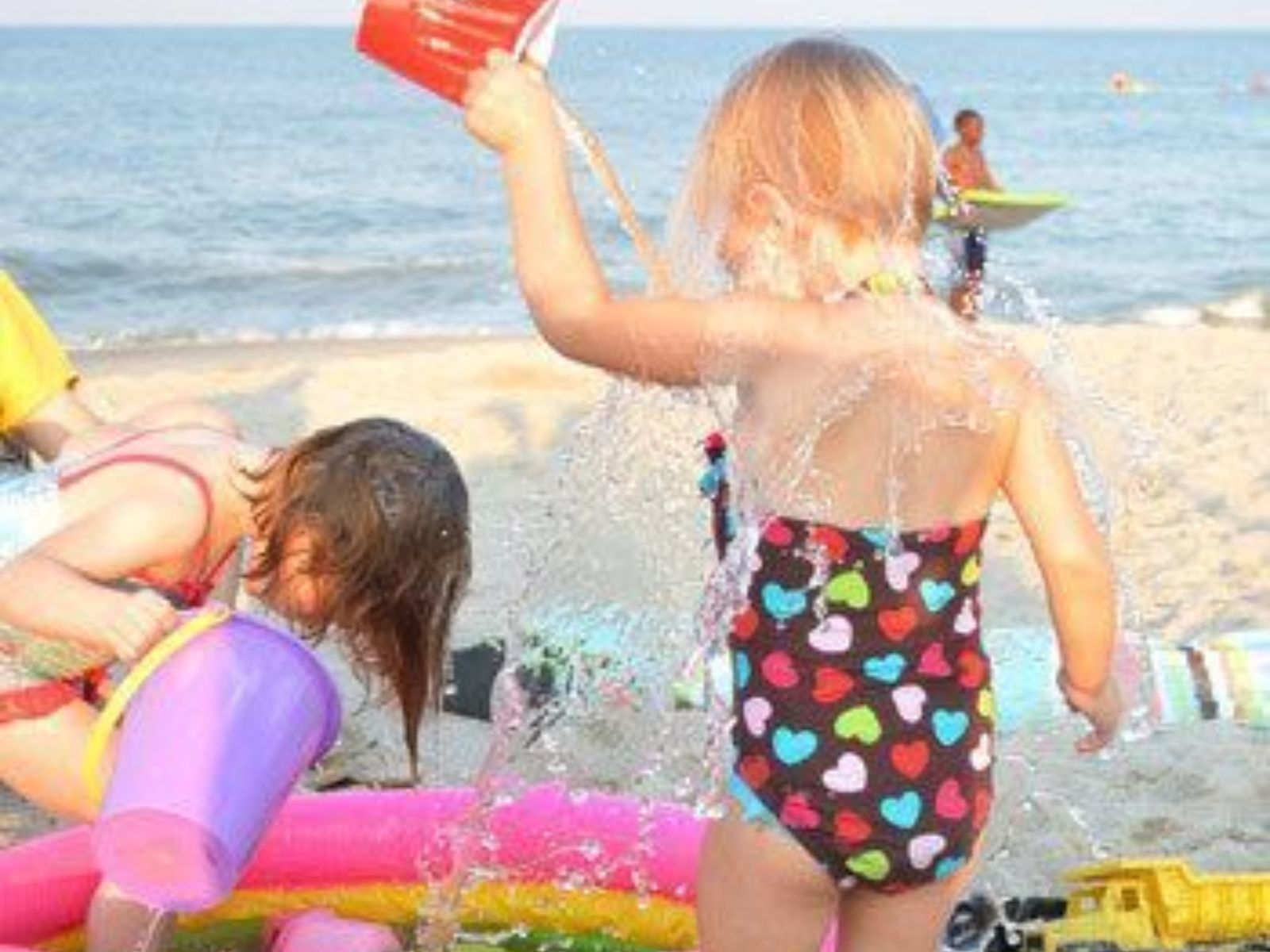 6+1 καλοκαιρινά παιχνίδια στην θάλασσα που θα κρατήσουν απασχολημένα τα παιδιά στη παραλία