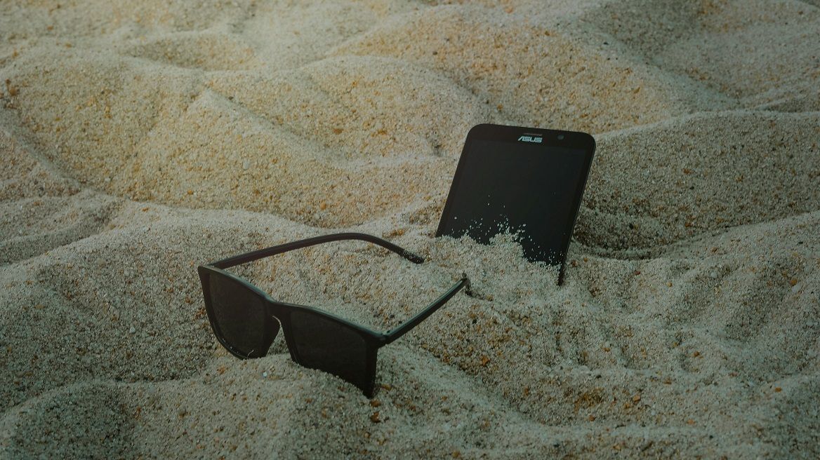 6+1 τρόποι να προστατεύσεις το smartophone σου από τον καύσωνα και την άμμο στη παραλία