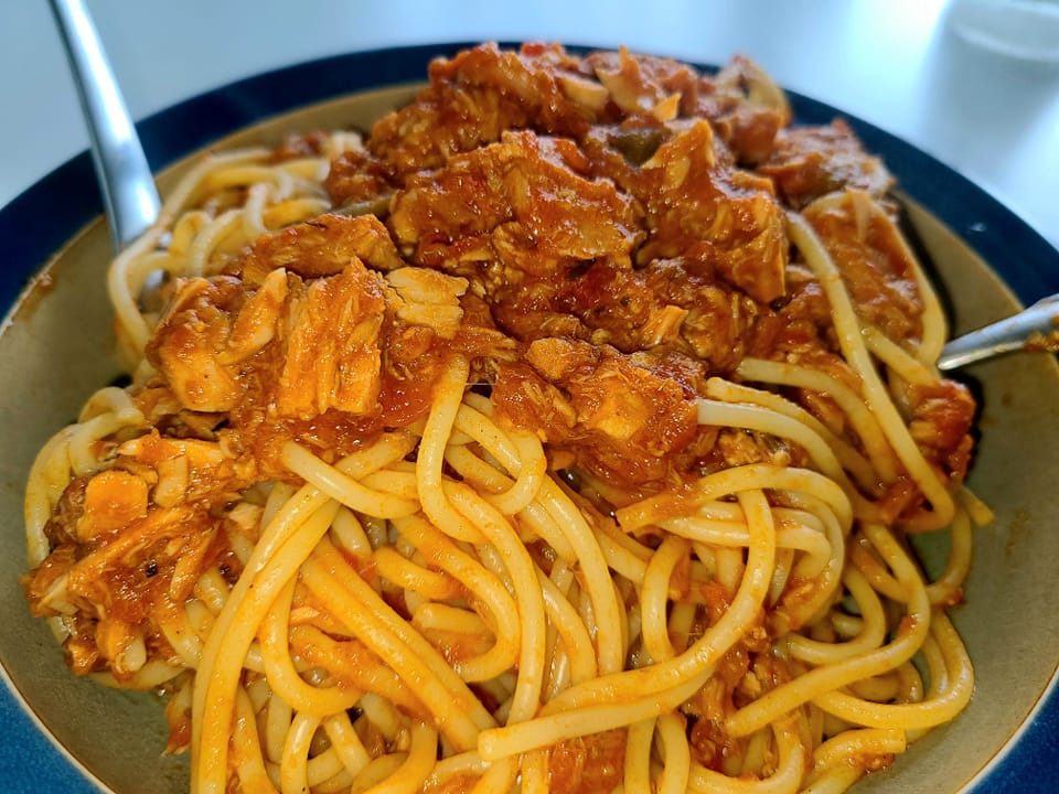 Μακαρονάδα με κόκκινη σάλτσα τόνου