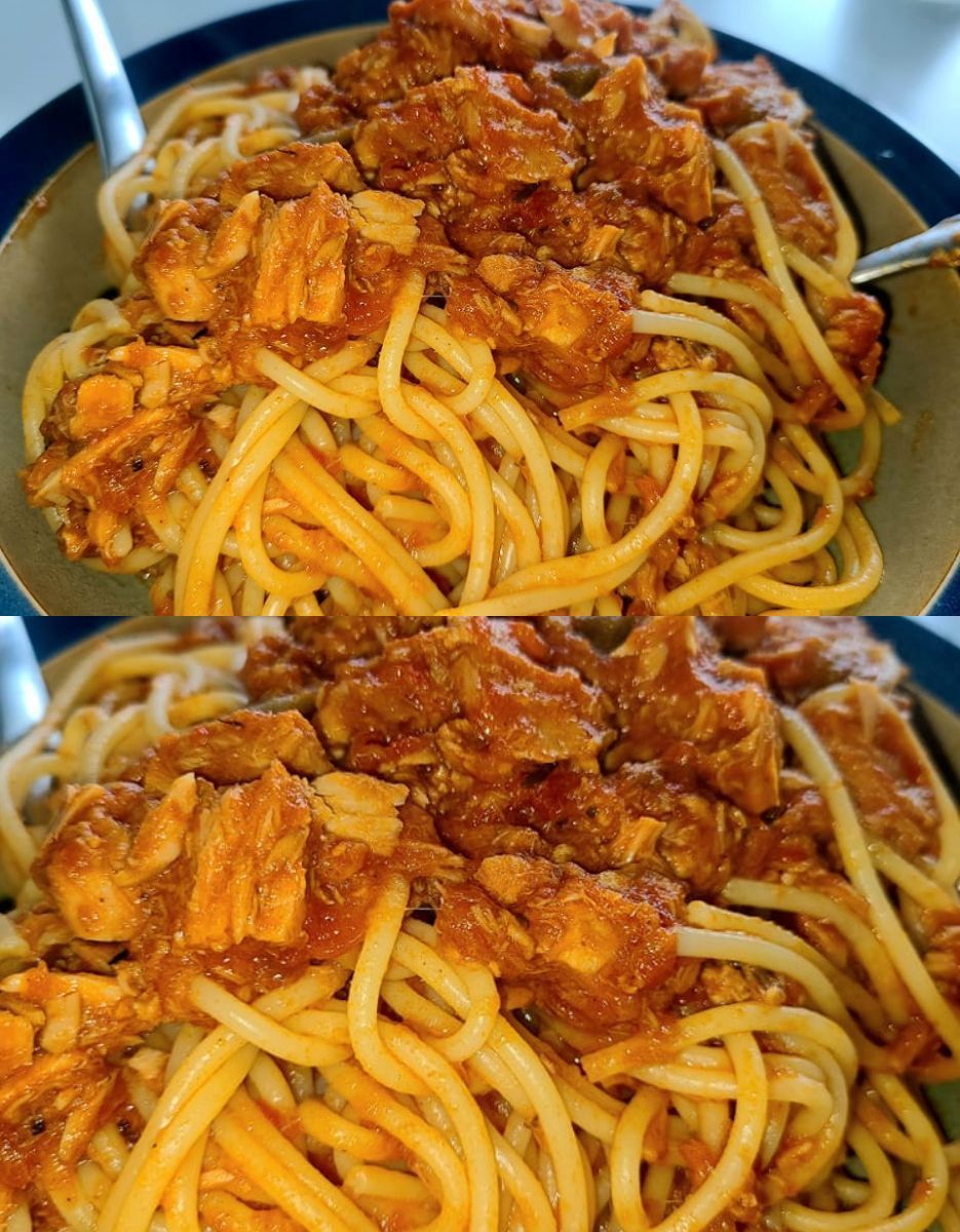 Μακαρονάδα με κόκκινη σάλτσα τόνου