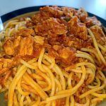 Μακαρονάδα με κόκκινη σάλτσα τόνου