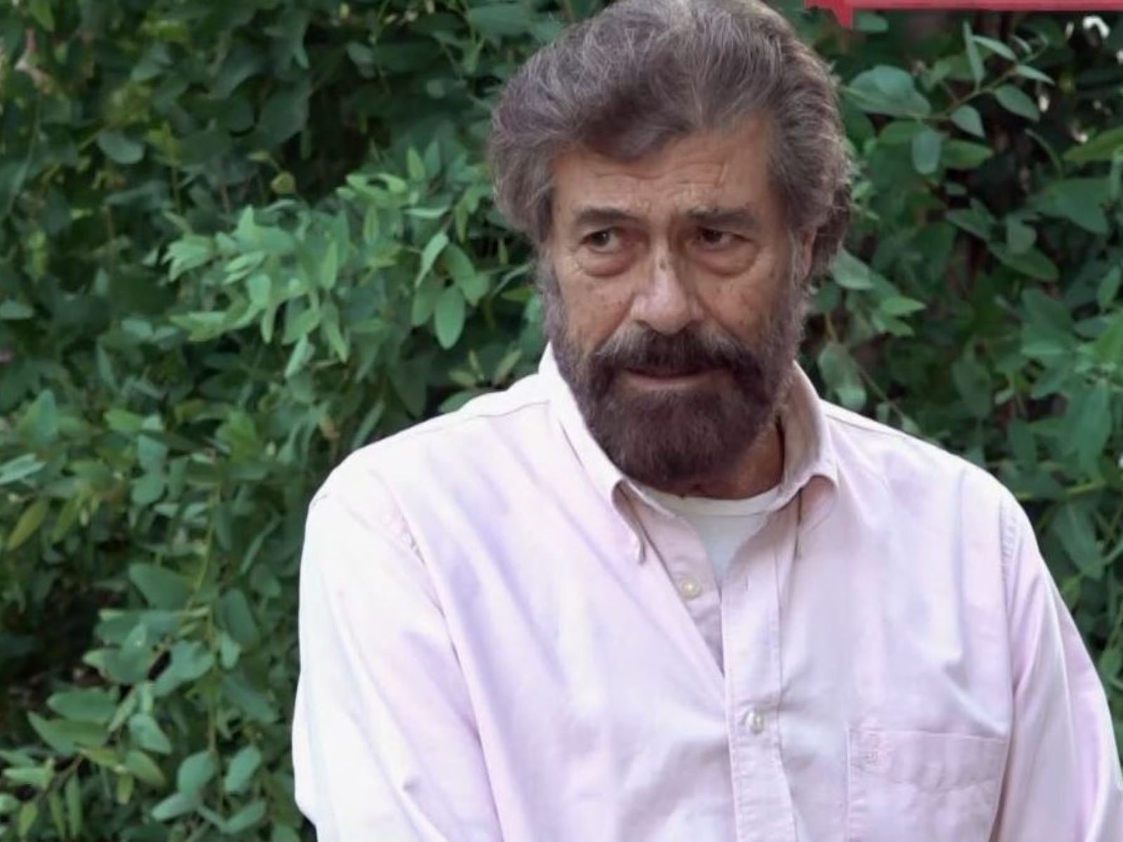 Νίκος Βερλέκης: «Υπήρχε πολύ μπούλινγκ. Περνούσε και μύριζε τις μασχάλες όλων των ηθοποιών για να δει αν βρωμάνε»