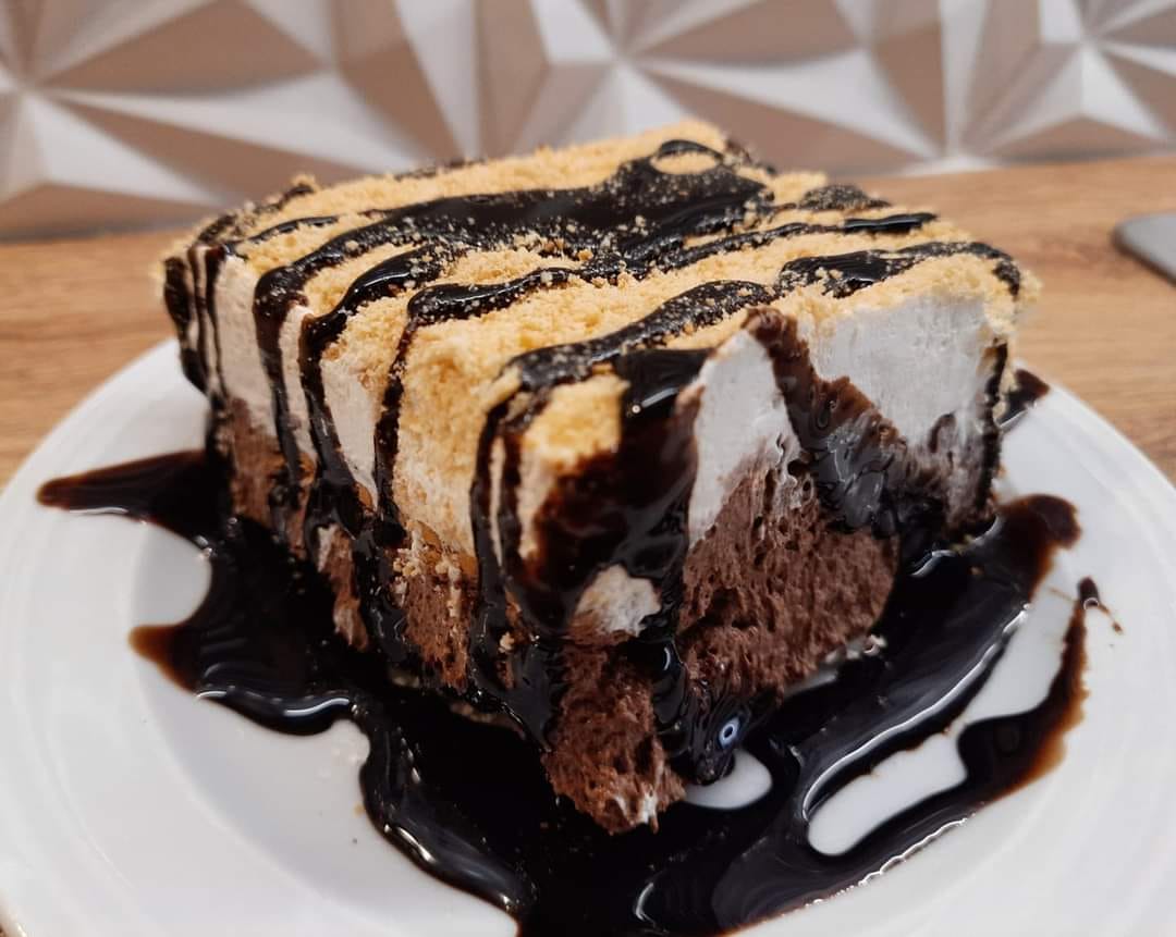 Δροσερό μπισκοτόγλυκο με κρέμα ζαχαροπλαστικής