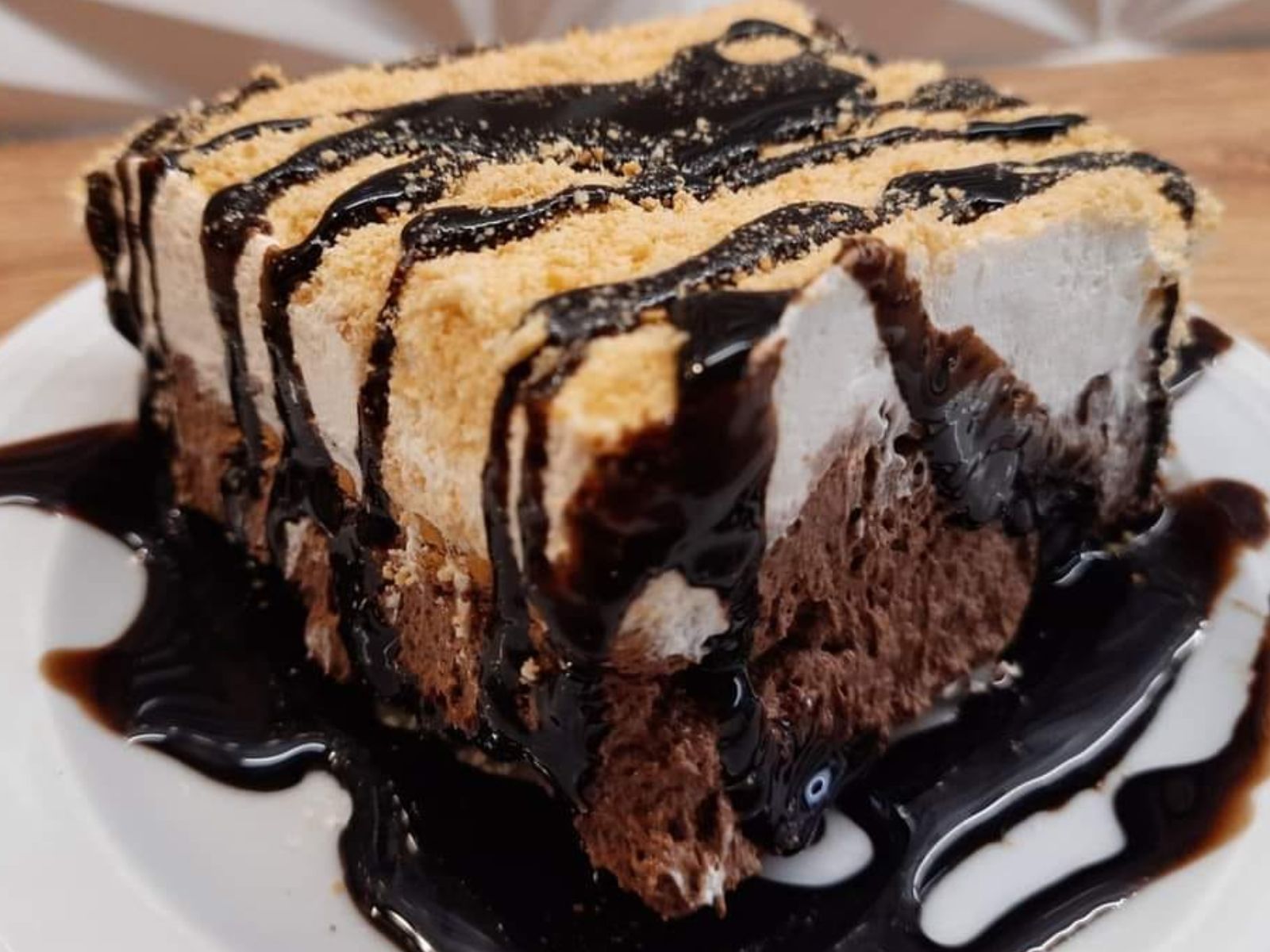 Δροσερό μπισκοτόγλυκο με κρέμα ζαχαροπλαστικής