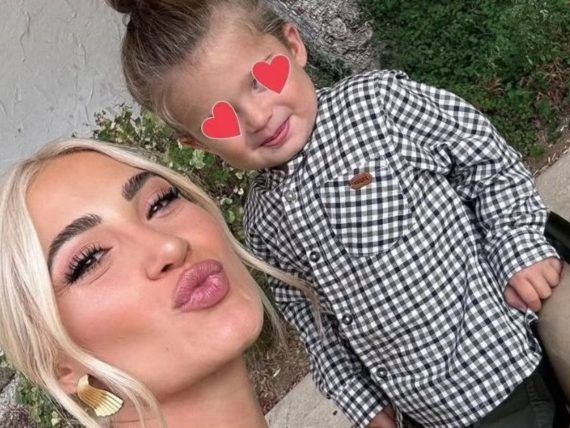 Ιωάννα Τούνη: Αφού αποχωρίστηκε το γιο της δήλωσε πως «Αυτό θα συμβαίνει για ένα χρόνο ακόμη, μετά ο Πάρης θα είναι μόνιμα εδώ»