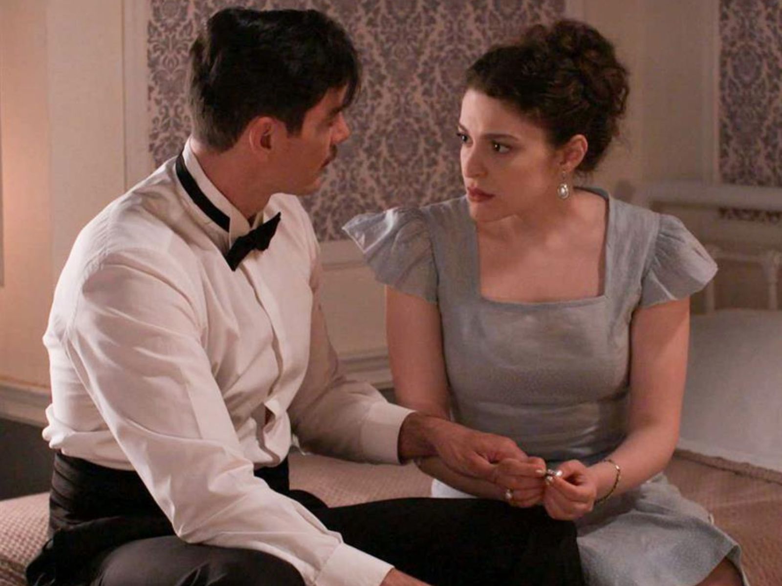 Grand Hotel: Η Αλίκη με νευρικό κλονισμό- Ο Πέτρος προσπαθεί να την σώσει αλλά ο Ρήγας τον απειλεί με όπλο