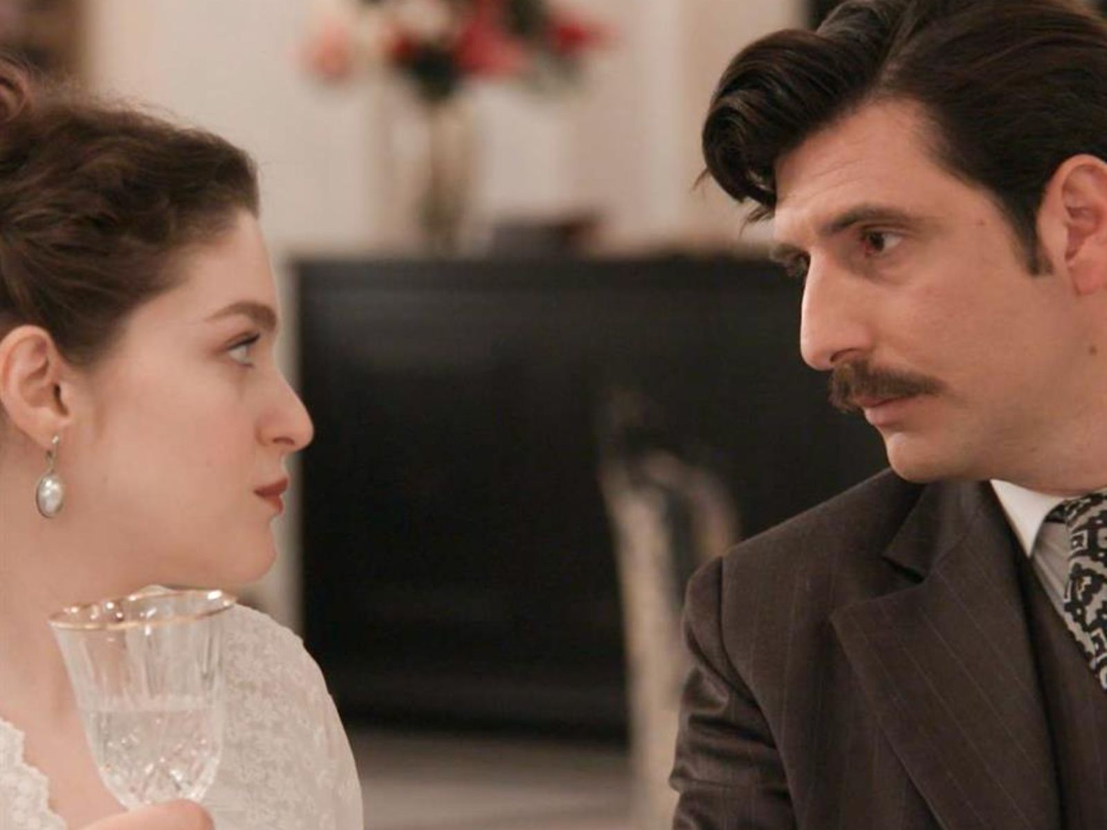 Grand Hotel: Ο Ρήγας με τη βοήθεια ενός γιατρού φυλακίζει την Αλίκη