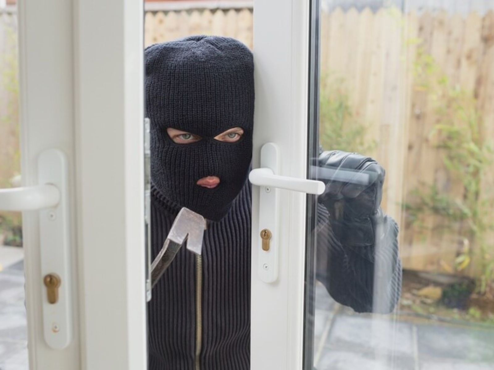 Tips για να προστατεύσεις το σπίτι σου από τους ληστές όταν λείπεις διακοπές