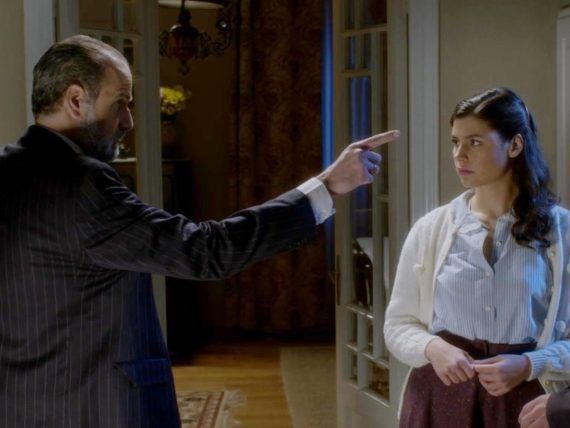 Άγιος Έρωτας: Η Χλόη ουρλιάζει έξω από το σπίτι του Παύλου- Που πήγατε το παιδί μου