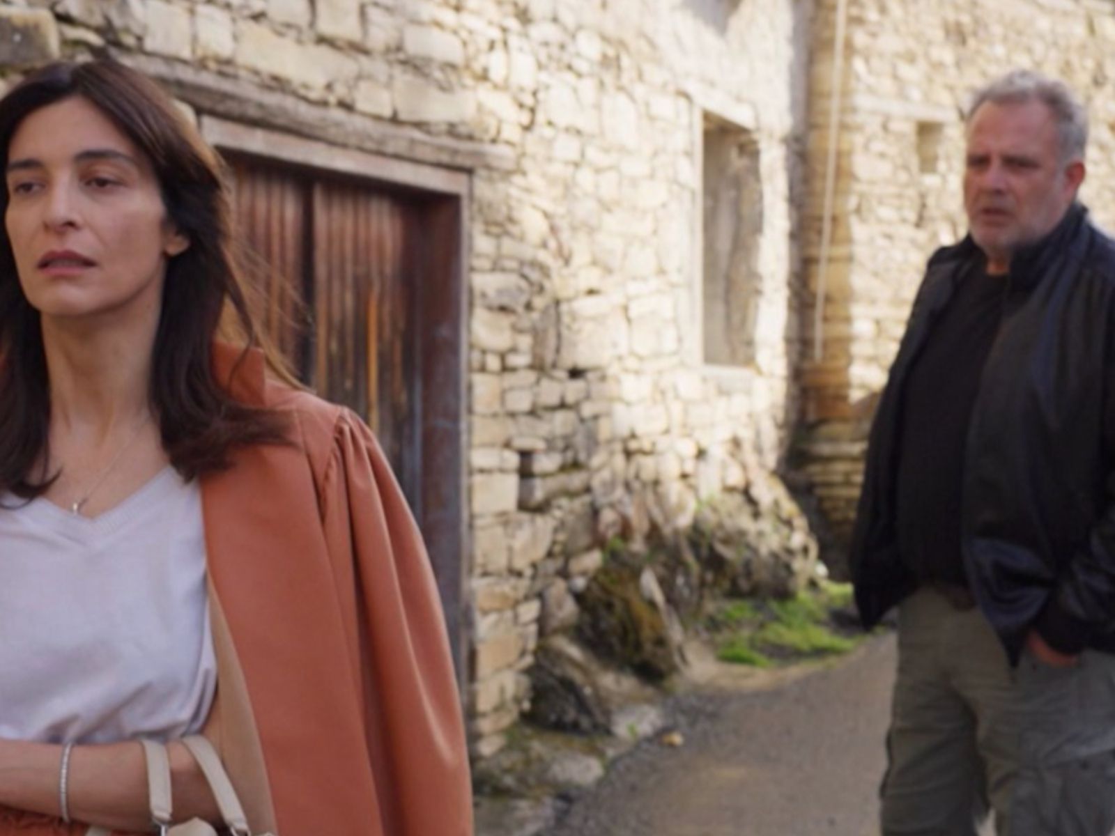 Η Γη της Ελιάς: Η Ιουλία ζητά διαζύγιο από το Στάθη