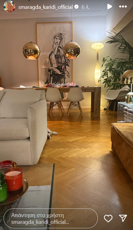 Το σαλόνι της Σμαράγδας Καρύδη είναι luxury and sic με τα φωτιστικά δαπέδου να ξεχωρίζουν