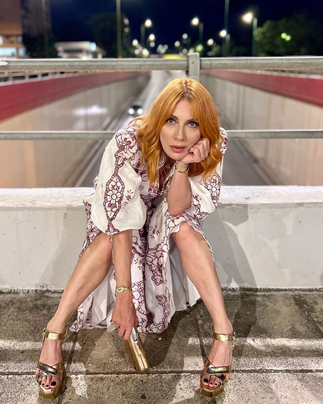 Το σαλόνι της Σμαράγδας Καρύδη είναι luxury and sic με τα φωτιστικά να ξεχωρίζουν