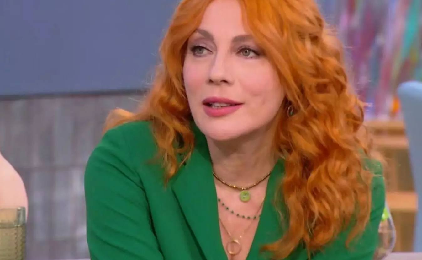 Το σαλόνι της Σμαράγδας Καρύδη είναι luxury and sic με τα φωτιστικά να ξεχωρίζουν