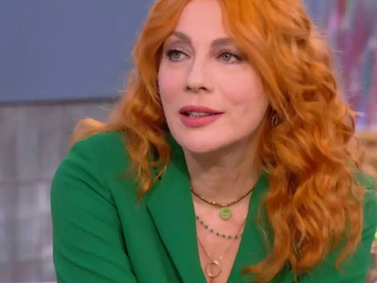 Το σαλόνι της Σμαράγδας Καρύδη είναι luxury and sic με τα φωτιστικά να ξεχωρίζουν