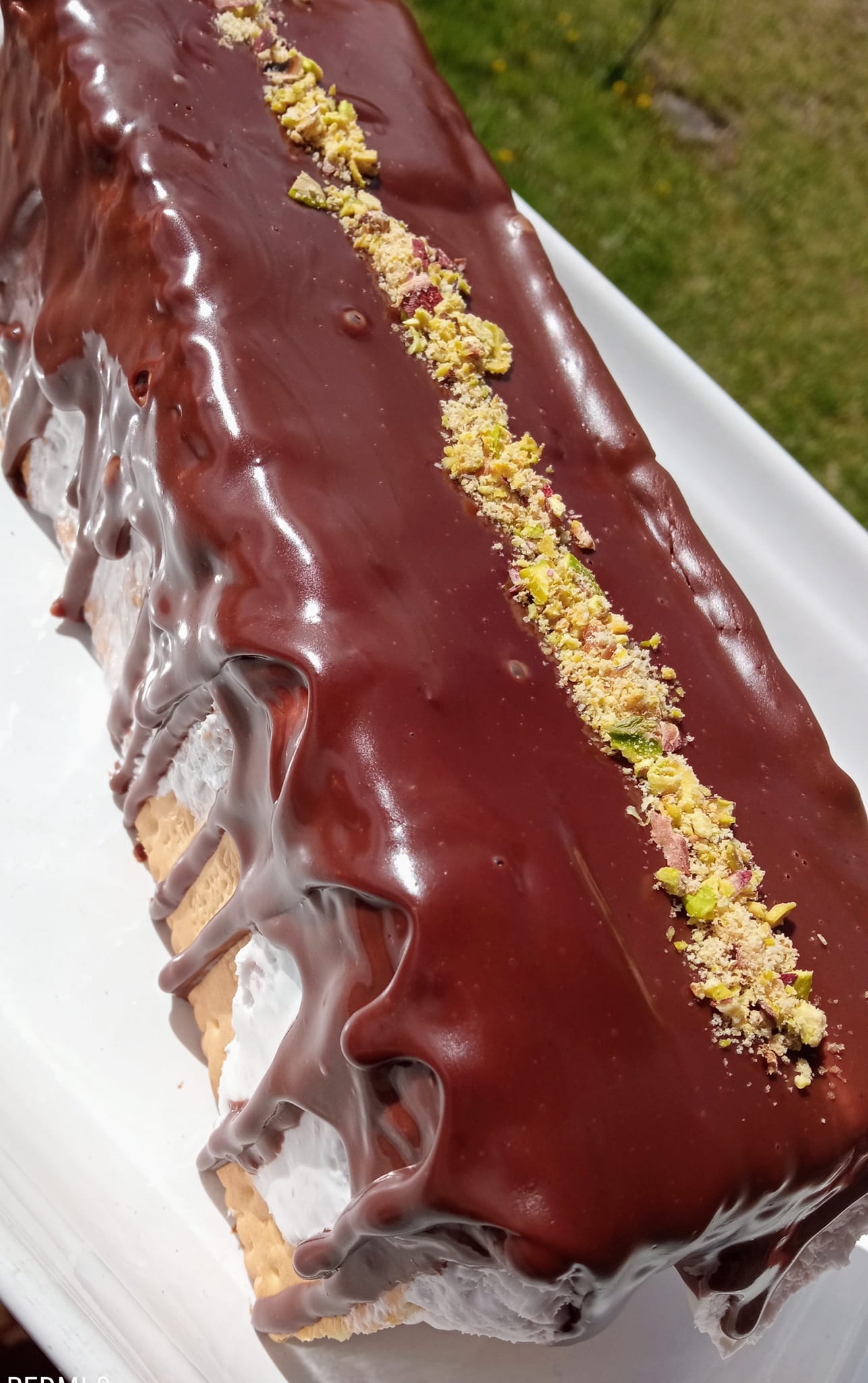 Τούρτα παγωτό με μπισκότα και γλάσο σοκολάτας