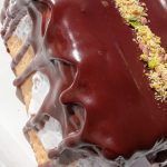 Τούρτα παγωτό με μπισκότα και γλάσο σοκολάτας