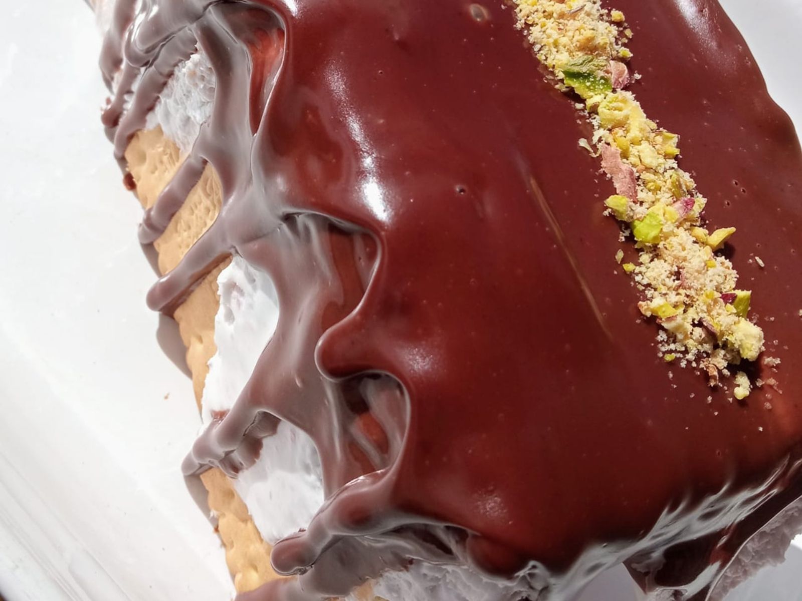 Τούρτα παγωτό με μπισκότα και γλάσο σοκολάτας