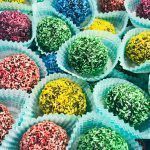 Τρουφάκια με χρωματιστό ινδοκάρυδο για μπουφέ