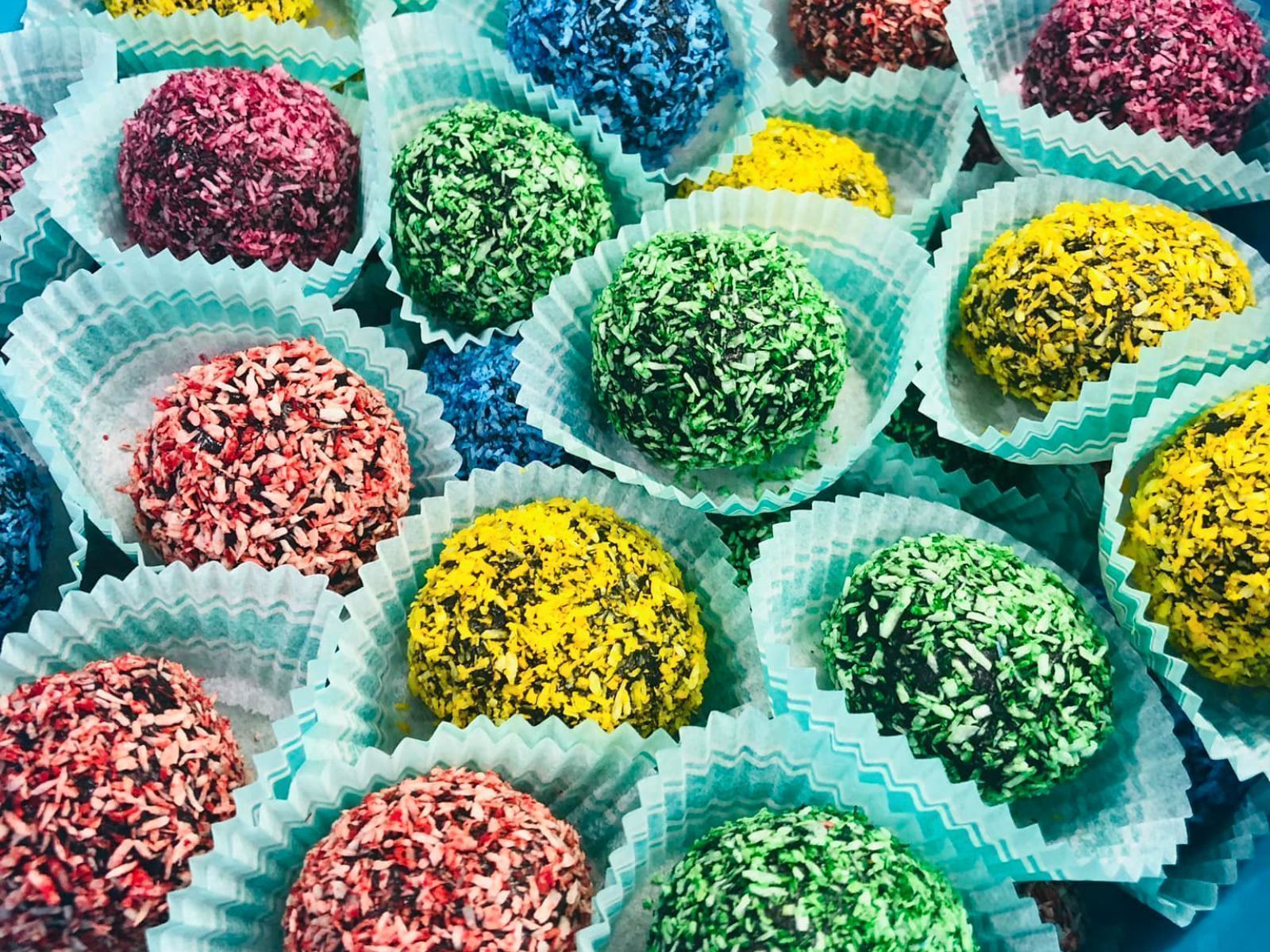 Τρουφάκια με χρωματιστό ινδοκάρυδο για μπουφέ