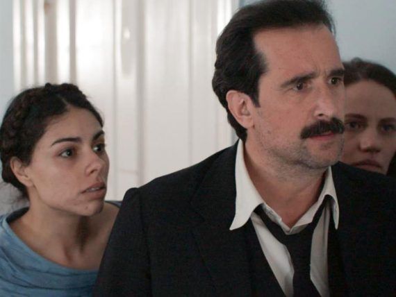 Grand Hotel: Ο Χαραλάμπης κοροϊδεύει τη Θεώνη αλλά εκείνη τον πιάνει στα πράσα