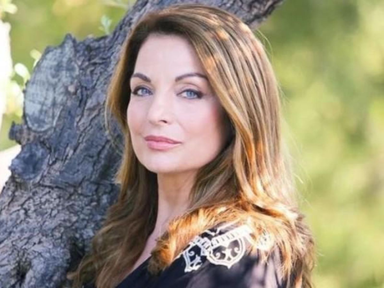 Η Άντζελα Γκερέκου με ντύσιμο επηρεασμένο από την αρχαία Ελλάδα μαγνήτισε τα βλέμματα