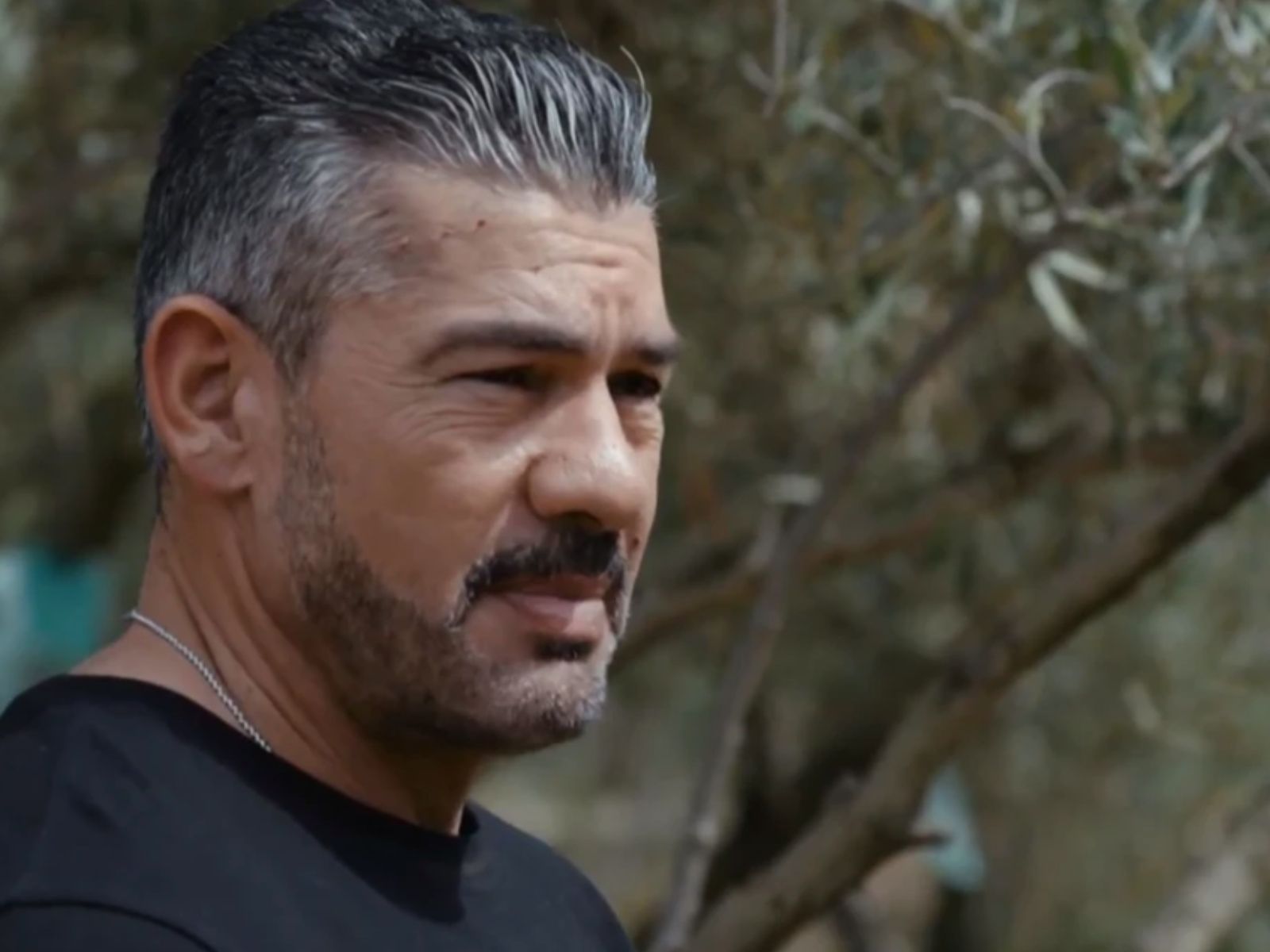 Η Γη της Ελιάς: Πυροβολούν τον Αποστόλη και τον πνίγουν στη θάλασσα