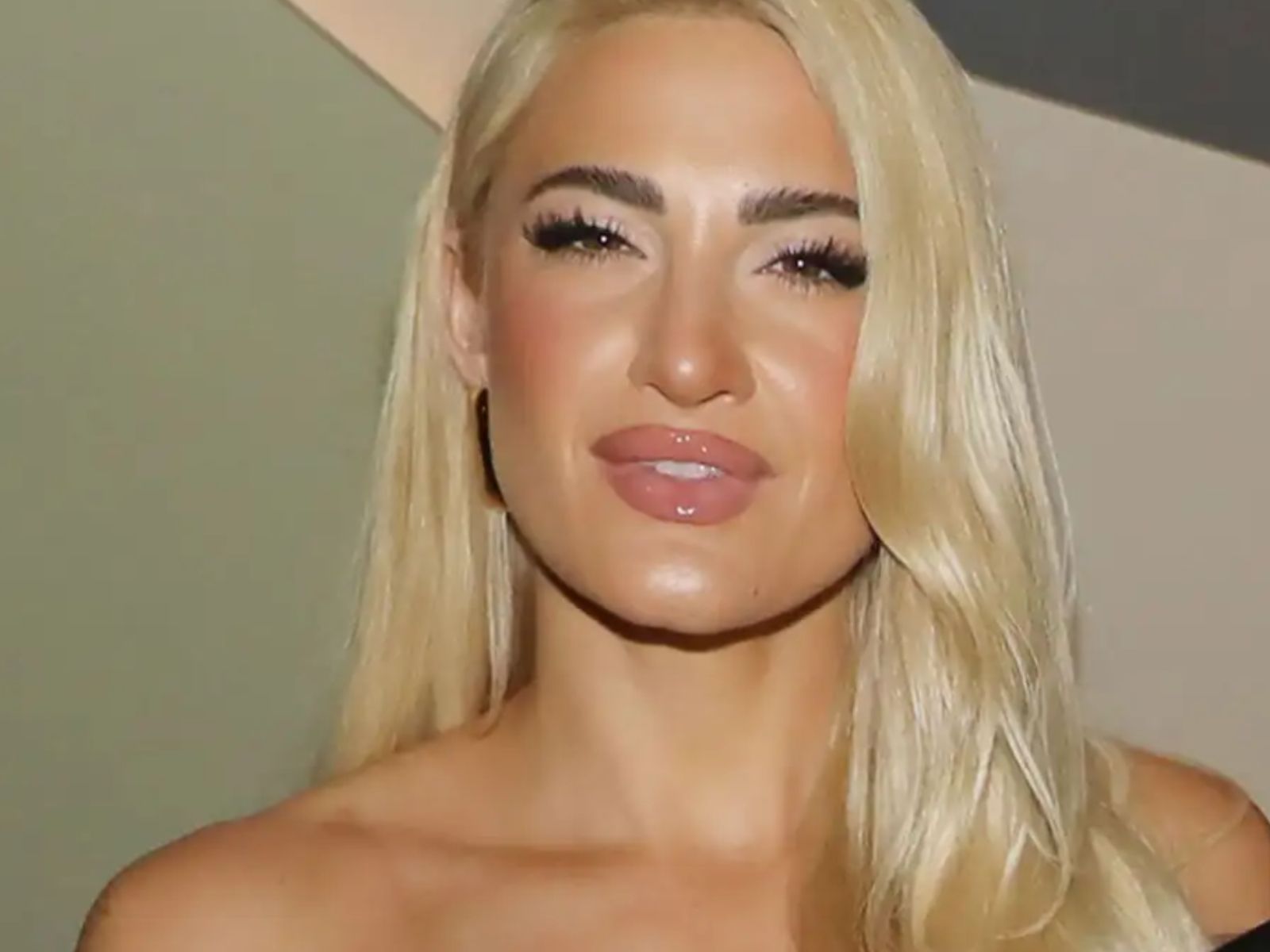 Η Ιωάννα Τούνη φόρεσε το πιο trendy ολόσωμο μαγιό σε φλούο χρώματα – Οι φωτογραφίες στο Ντουμπάι